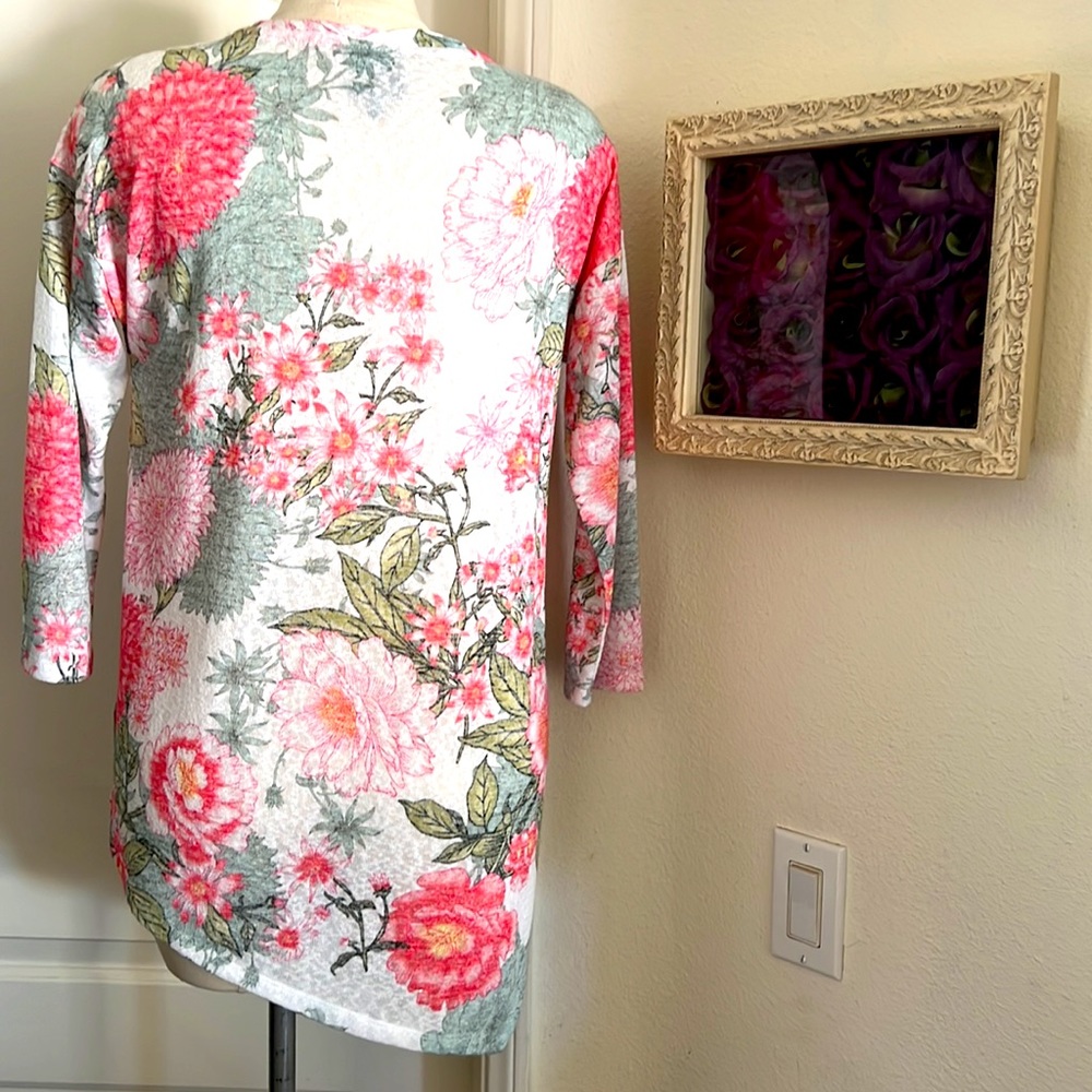 Floral Top~Asymmetrical / Bobeau - Picture 4 of 7